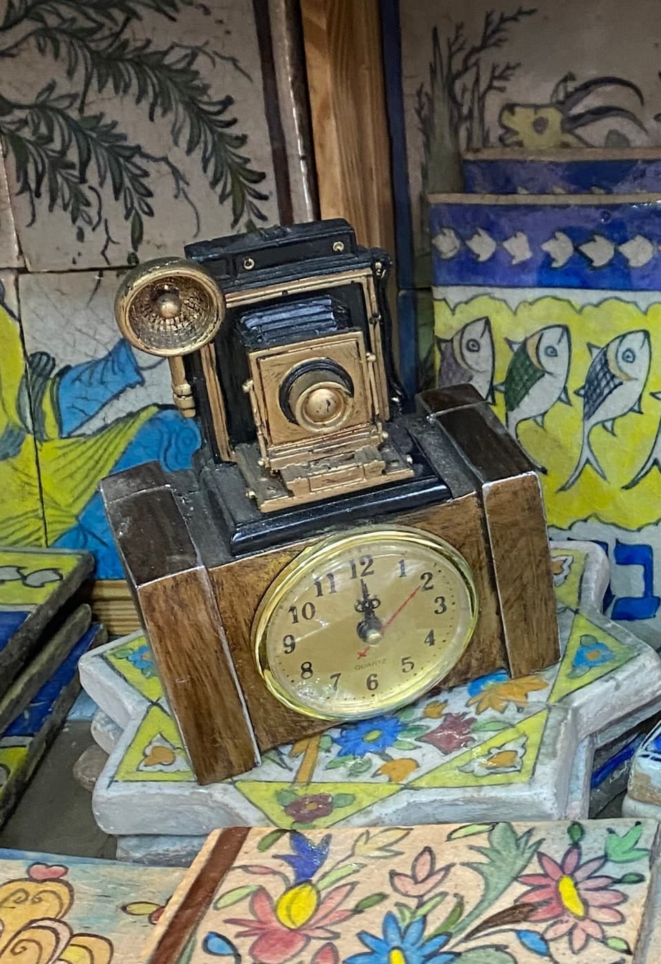 פריטי נוי — שעון שולחני בצורת מצלמה